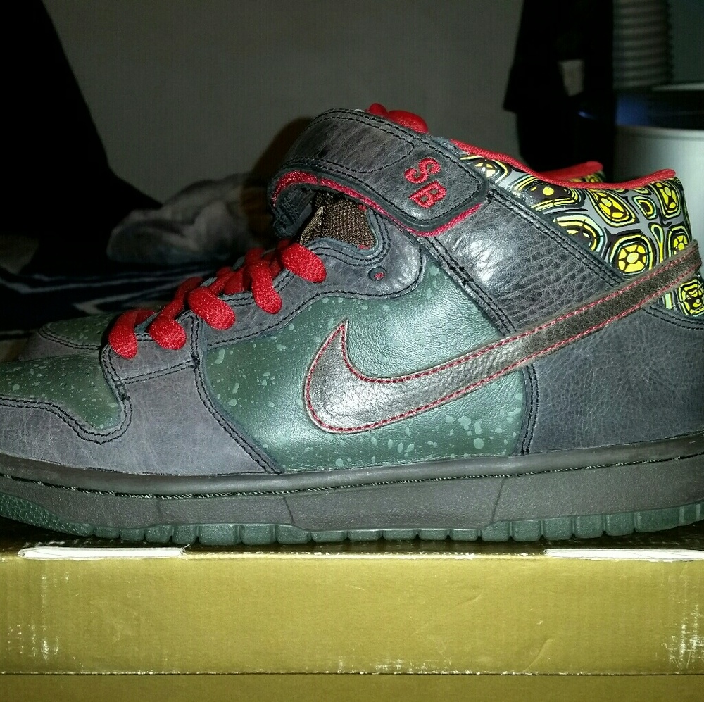Nike SB Dunk Mid • "Moat" • Size 8.5
